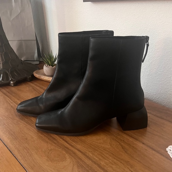 Paola
Size 9
Black boots 
2” Heels
New - Picture 4 of 9